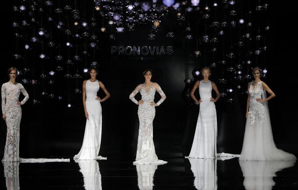 Pronovias cierra la pasarela de la Barcelona Bridal Fashion Week emulando "una noche estrellada"