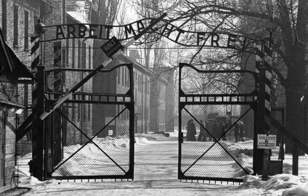 Sobre la puerta de entrada al campo de concentración de Auschwitz rezaba la macabra frase: "El trabajo os hará libres".