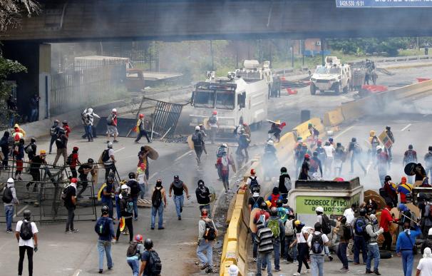 Manifestantes y policías se enfrentan en la protesta de Caracas contra la Asamblea Constituyente