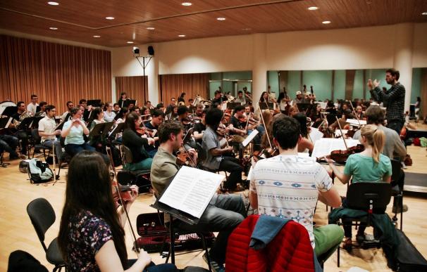 Estudiantes de Berklee organizan mañana un concierto benéfico de bandas sonoras en el Palau de la Música de Valencia