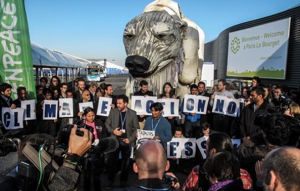 Una osa gigante de Greenpeace pide que los derechos indígenas formen parte del acuerdo climático de París