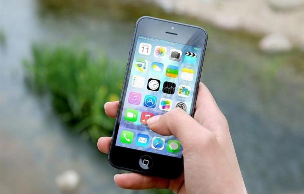El 63% de los murcianos mira el móvil hasta diez veces en una hora, según el operador Tuenti