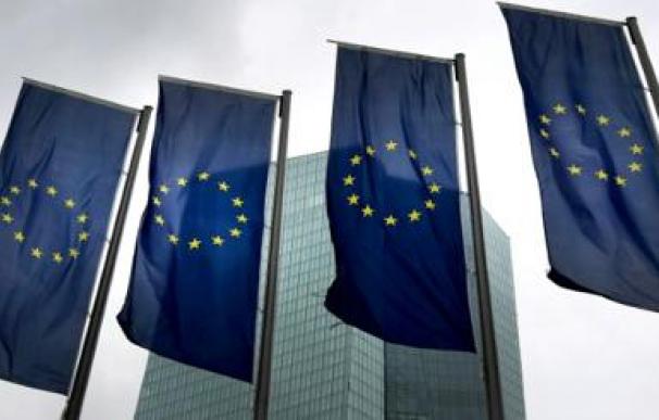 Banderas de la UE en la sede del Banco Central Europeo