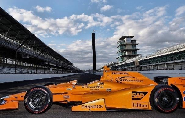 Alonso se sube al coche de la Indy 500 para tener la primera toma de contacto