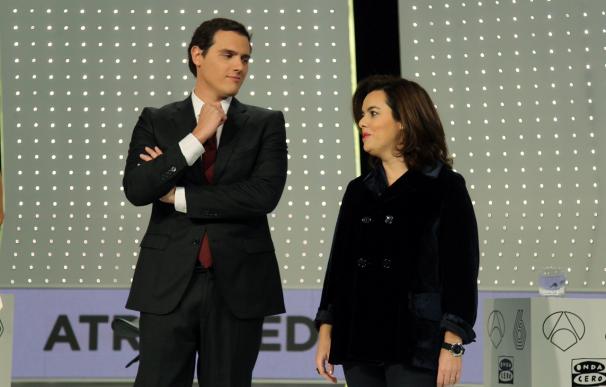 Albert Rivera y Soraya Sáenz de Santamaría esperan a Pedro Sánchez antes de comenzar el debate