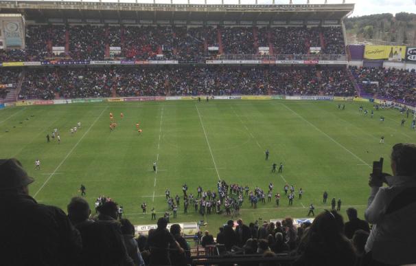 Felipe VI entrega la Copa del Rey de Rugby en el estadio de Zorrilla (Valladolid) ante 26.000 espectadores