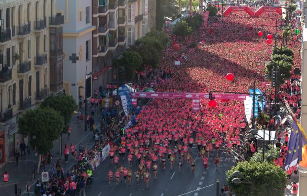 La valenciana Isabel Checa lidera la 'marea rosa' en la Carrera de la Mujer