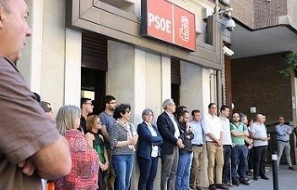Trabajadores del PSOE guardan un minuto de silencio en Ferraz por el atentado de Manchester