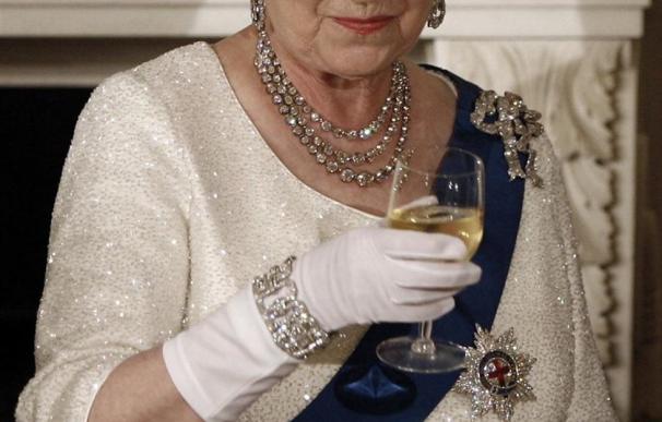 El 76% de los británicos quieren que la reina Isabel II muera con la corona puesta