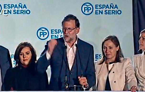 Mariano Rajoy ha salido al balcón de Génova junto a su esposa y sus más cercanos apoyos