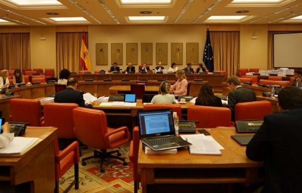 La Comisión de Presupuestos enfrenta a los grupos con acusaciones de "fraude democrático" en su primer debate