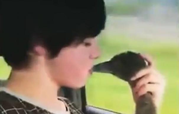 Un adolescente salva a una cría de cisne haciéndole el boca a boca
