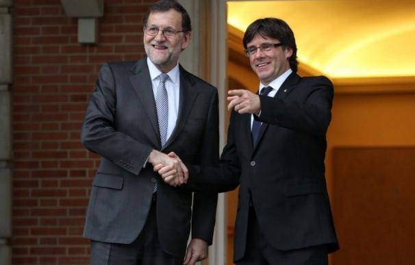 Rajoy recibe en la entrada de La Moncloa a Puigdemont, al que regala un facsímil de 'El Quijote'
