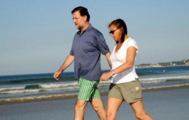 Rajoy y su esposa pasean por la playa de San Lucar de Barrameda, cerca de Doñana