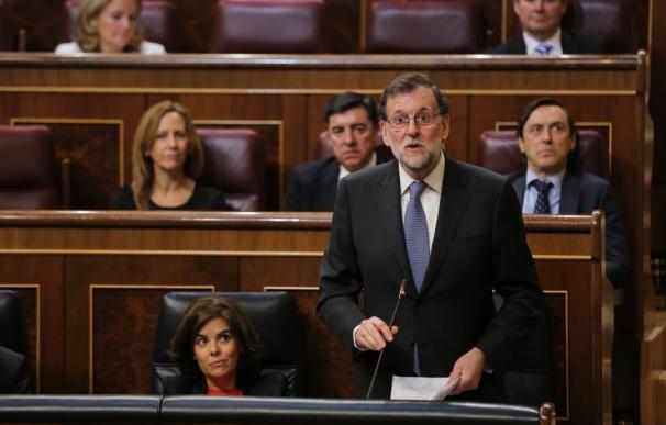 Podemos pide a Rajoy que se vaya "a su casa" por la corrupción y el presidente le recomienda más tila y menos coca-cola