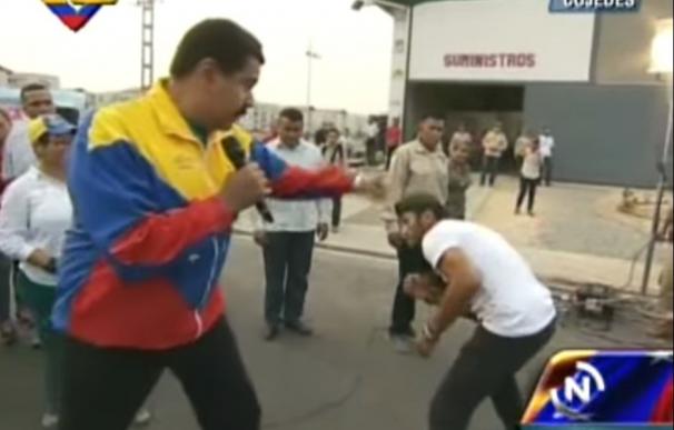Maduro simula un combate de boxeo en plena calle con un cantante de hip hop venezolano