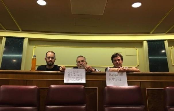 Los diputados en huelga de hambre de Podemos por los refugiados trabajarán en su escaño aunque no haya Pleno