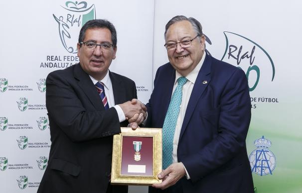 La Fundación Cajasol recibe la Medalla del Centenario de la Real Federación Andaluza de Fútbol
