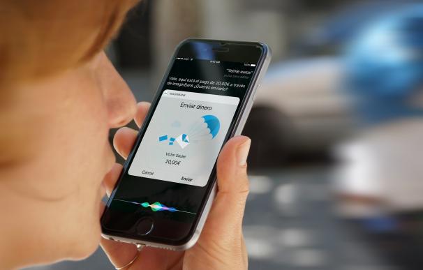 CaixaBank lanza un servicio para enviar dinero a través de Siri de iPhone