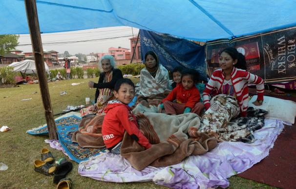 Supervivientes del terremoto de Nepal en una tienda de campaña
