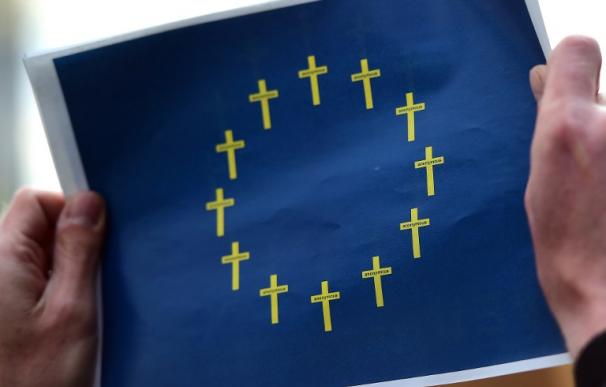Una bandera de la UE sustituida por cruces, en una manifestación