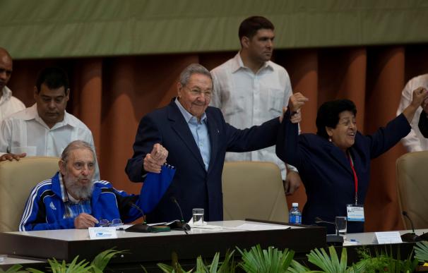 Fidel y Raúl Castro, en la clausura del VII Congreso del Partido Comunista.