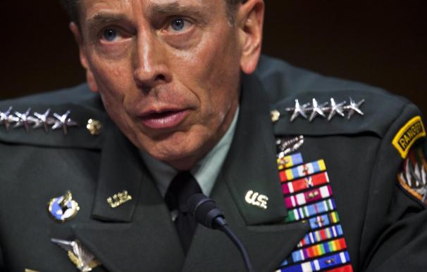 Petraeus cobrará 1 dólar en una universidad de N.York tras polémica por su sueldo