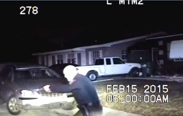 Fotograma del vídeo en el que se ve cómo un agente dispara al joven.