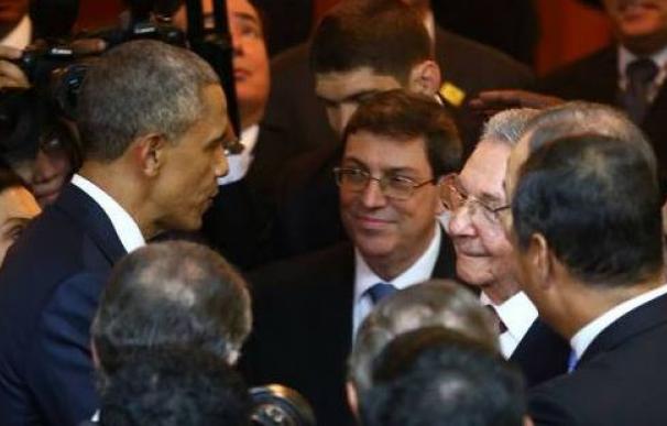 Barack Obama saluda a Raúl Castro en la pasada Cumbre de las Américas en Panamá