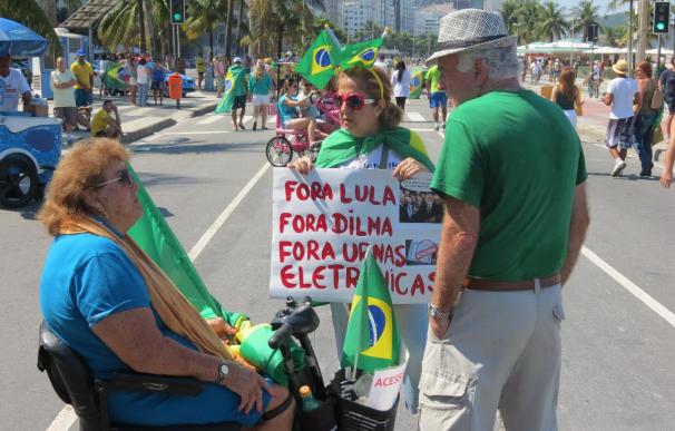 La clase media y alta grita contra Dilma en la playa de Copacabana