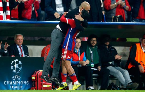 Guardiola celebra con Thiago el pase a las semifinales de la Champions