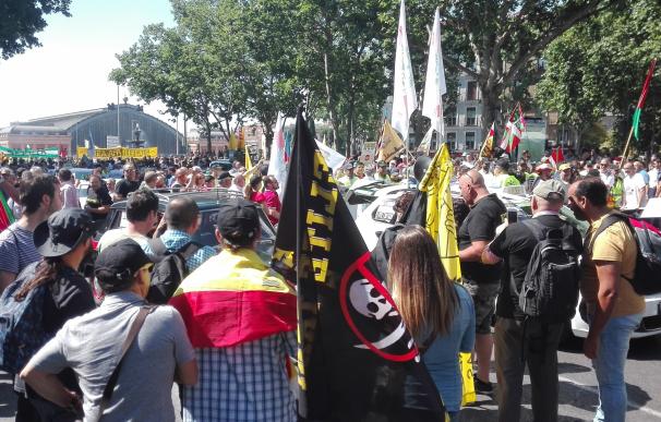Arranca la manifestación de los taxistas en Madrid con una pequeña carga policial en Atocha