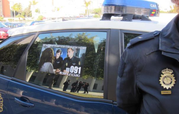 Un total de 114 coches patrulla de Policía Nacional en Málaga muestran mensajes contra la violencia de género