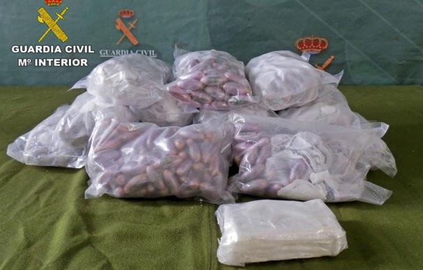 Incautados más de 15 kilos de hachís y cerca de medio kilo de cocaína en la A-4, en Manzanares (Ciudad Real)