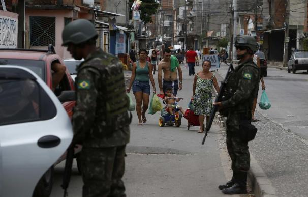 Acuerdan la permanencia de los militares en las favelas de Río de Janeiro hasta junio de 2015
