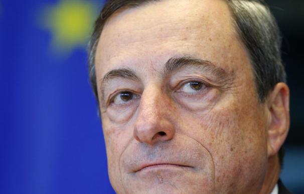 Draghi (BCE) dice que el crecimiento en la eurozona está "ganando impulso"