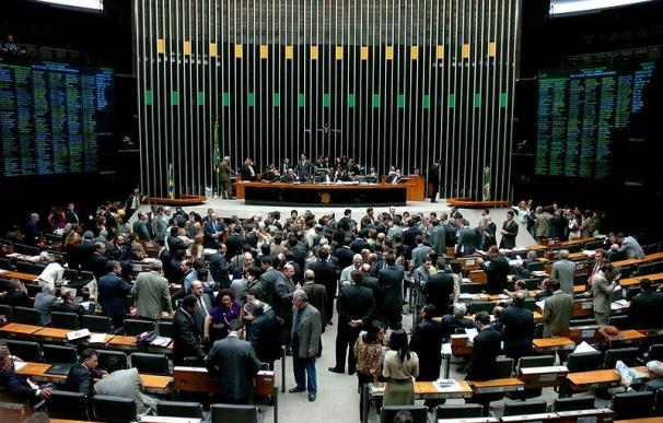 Dos tercios de los diputados de Brasil apoyan el juicio político a Rousseff, según sondeos