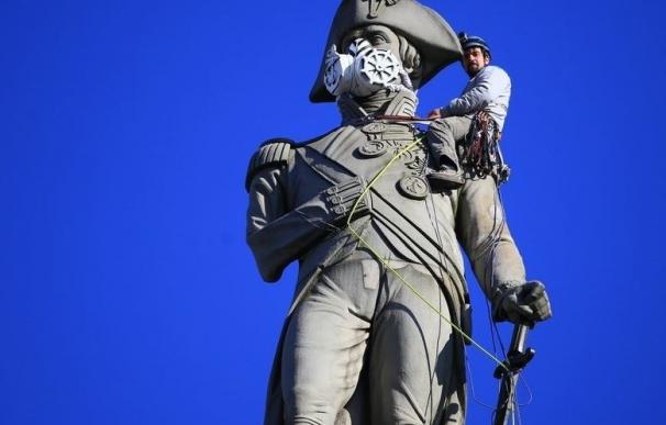 Ecologistas colocan mascarillas a 15 estatuas famosas de Londres para denunciar la contaminación