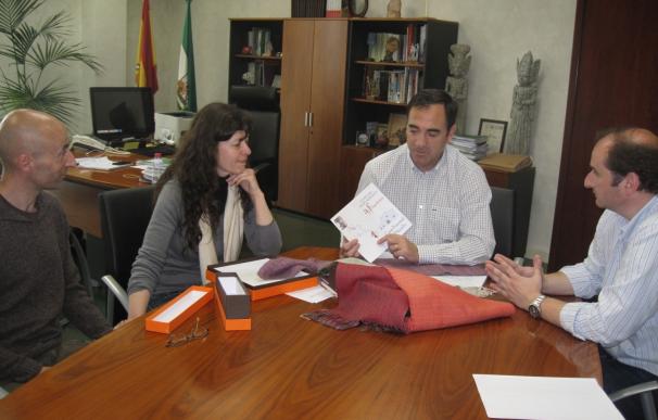 La Junta destaca la labor de AyF Tejedores en el mantenimiento de este oficio artesano desde Orcera