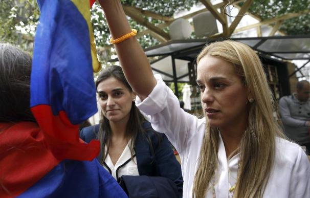 La mujer de opositor encarcelado dio las gracias al Congreso español.
