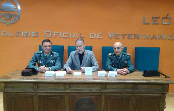 Veterinarios y Guardia Civil renuevan su colaboración para garantizar la identificación de caballos y perros en León