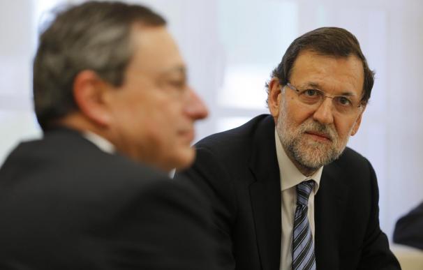 El presidente del Banco Central Europeo (BCE), Mario Draghi, junto al presidente del Gobierno, Mariano Rajoy, en una reunión en La Moncloa.