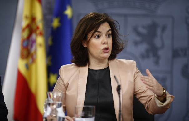 Sáenz de Santamaría afirma que "en absoluto" hay una división en el Gobierno de Rajoy tras la dimisión de Soria
