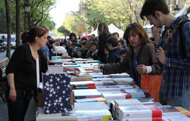 Miles de personas inundan Barcelona con un mar de libros y rosas