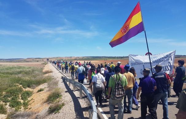Unas 500 personas marchan a pie a Villar de Cañas (Cuenca) en contra de la instalación del silo en la localidad