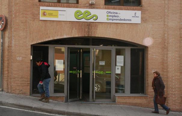 El paro baja en ocho comunidades en el primer trimestre y sólo Andalucía y Canarias crean empleo