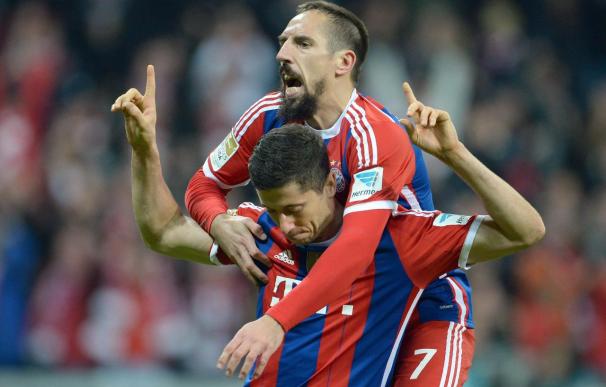 Lewandowski y Ribery evitan el revés del Bayern ante el Dortmund