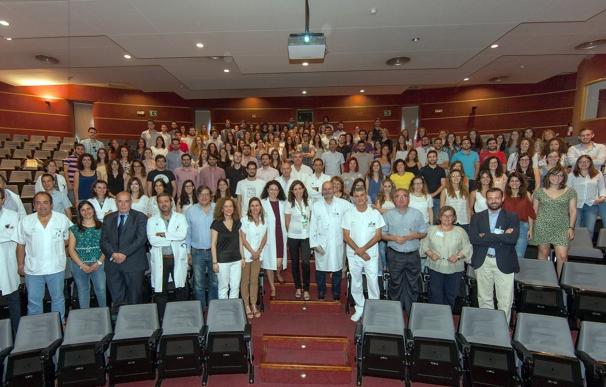 Profesionales del Virgen del Rocío dan la bienvenida a los 110 nuevos especialistas internos residentes