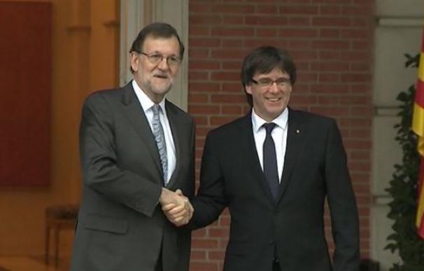 Rajoy contesta a Puigdemont que no negociará romper el orden constitucional