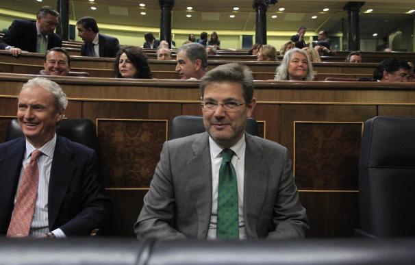 La oposición recrimina a Catalá su intento de "encubrir a corruptos" con multas por publicar sumarios